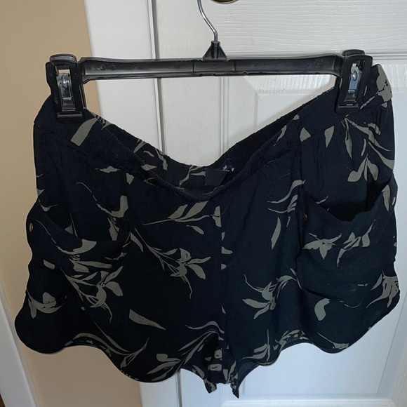 GAP Pants - Gap shorts black with green palms XS